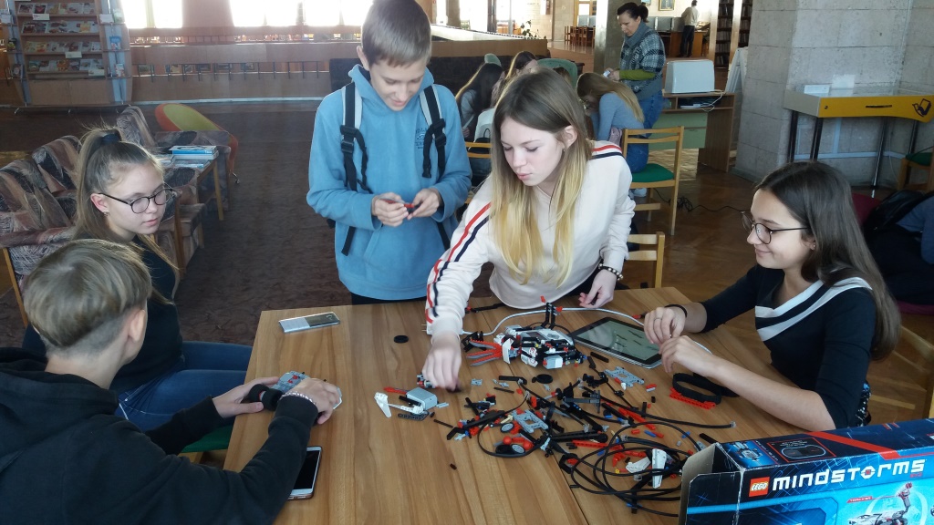 В Херсоне библиотекари научили подростков собирать и программировать роботов