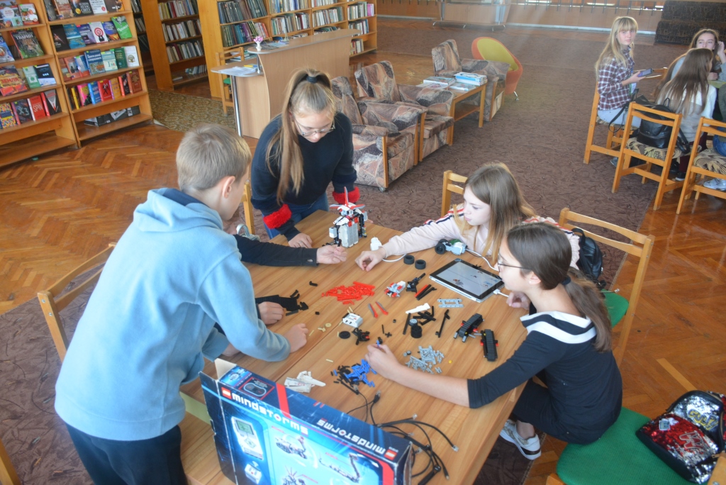 В Херсоне библиотекари научили подростков собирать и программировать роботов