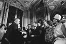 <p>
	Мартін Лютер Кінг та президент США Ліндон Б. Джонсон під час підпису у 1965 році білля  про права, який захищає права виборців-представників чорношкірого населення.</p>