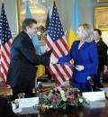 <p>
	U.S. Secretary of State Hillary Clinton and Ukrainian Foreign Minister Kostyantyn Gryshchenko signing a cooperation plan on combating human trafficking in February 2011.</p>