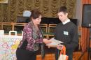 <p>Світлана Олексіївна Моцпан нагороджує Дмитра Бушинкіна, учня гімназії № 20, який зайняв 3-є місце</p>